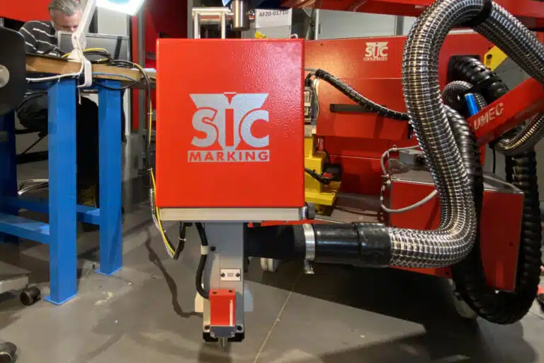 Marcado asistido por un robot en una línea de producción