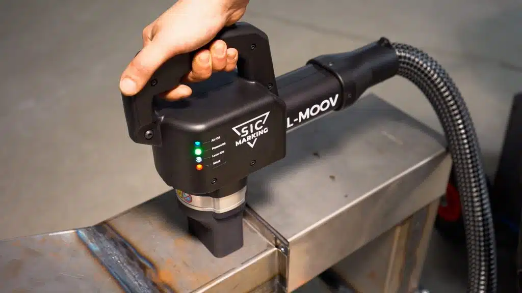 Nel marcatore laser portatile LMOOV ci sono luci led che avvisano l'operatore sullo stato della marcatura