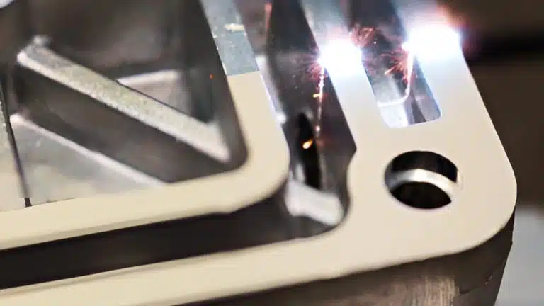 Más allá del marcaje: preparación y tratamiento de superficies con tecnología láser